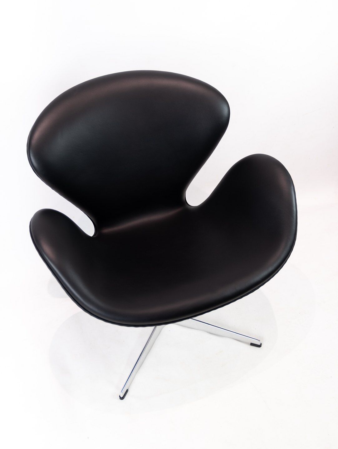 A pair of Swan chairs, model 3320, designed by Arne Jacobsen in 1958