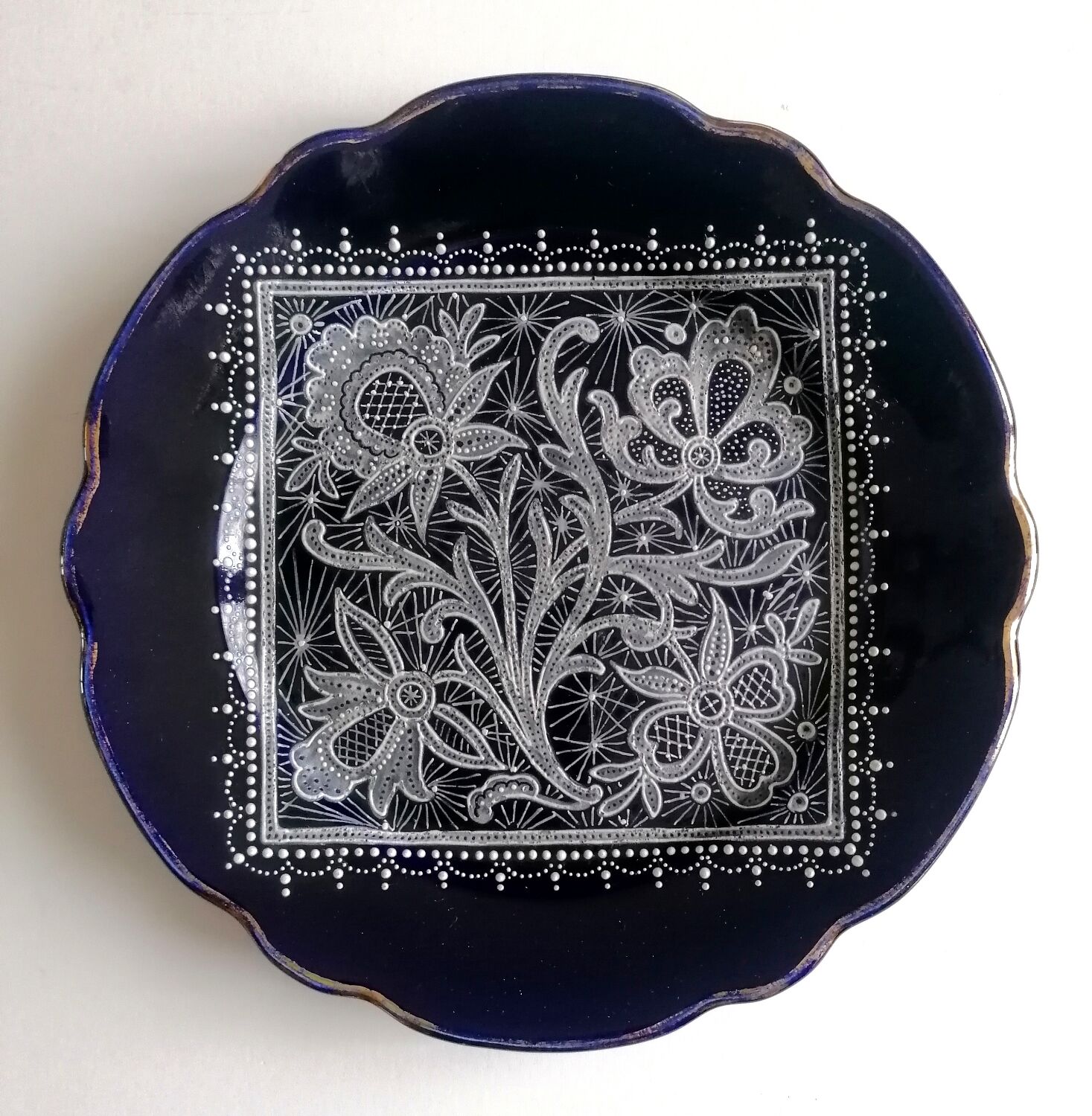 Assiette ancienne émaillée décor en dentelle