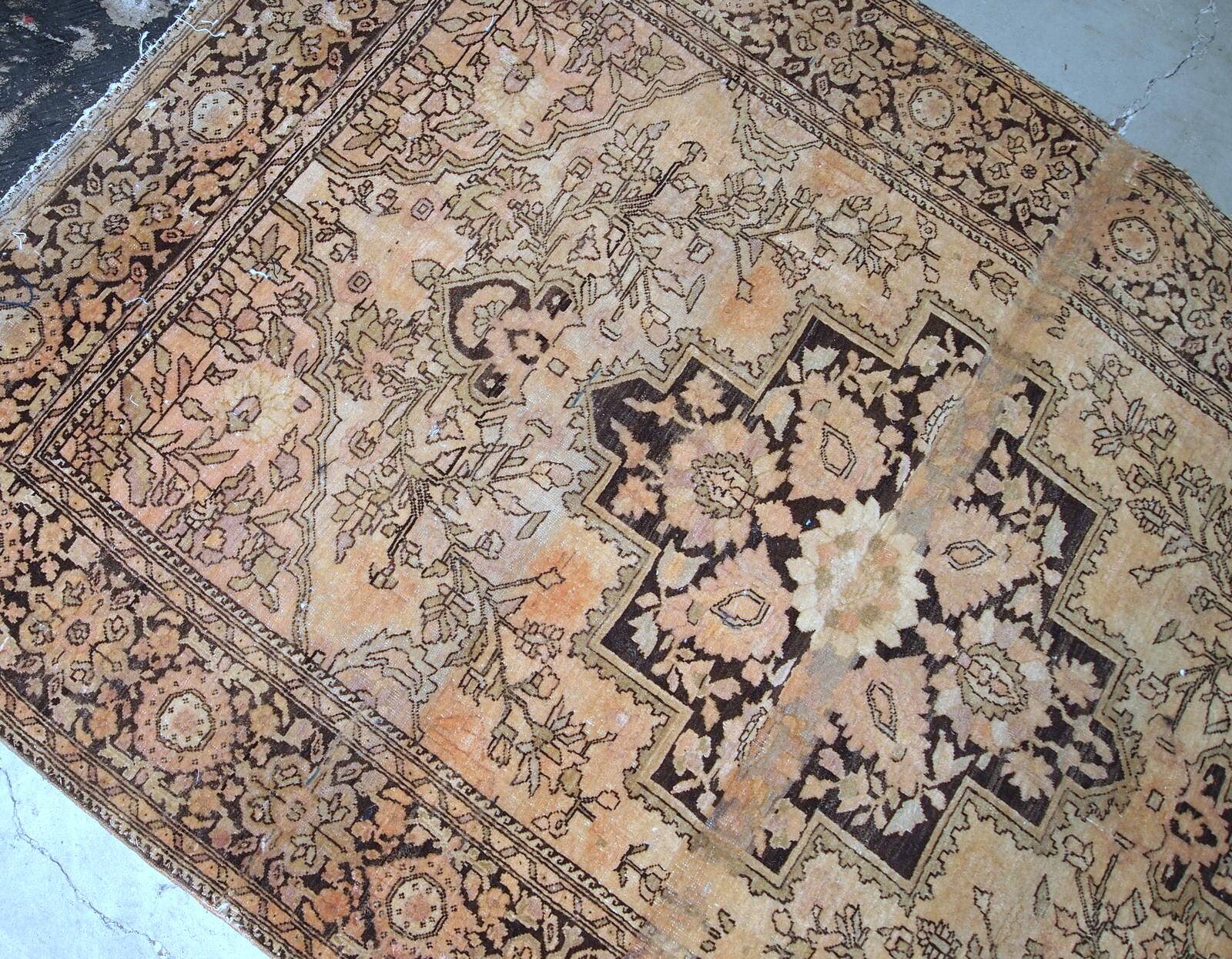 Handmade antique Persian Sarouk Farahan 3.4' x 5.3' (103cm x 161cm) 1880s - 1B733