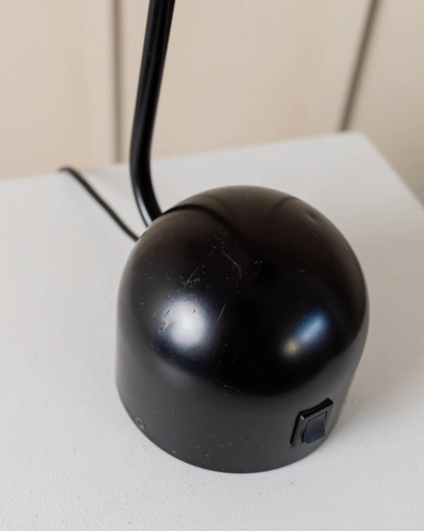 Black metal adjustable desk lamp, postmodern Memphis style, Italian 1980s design, swivel head