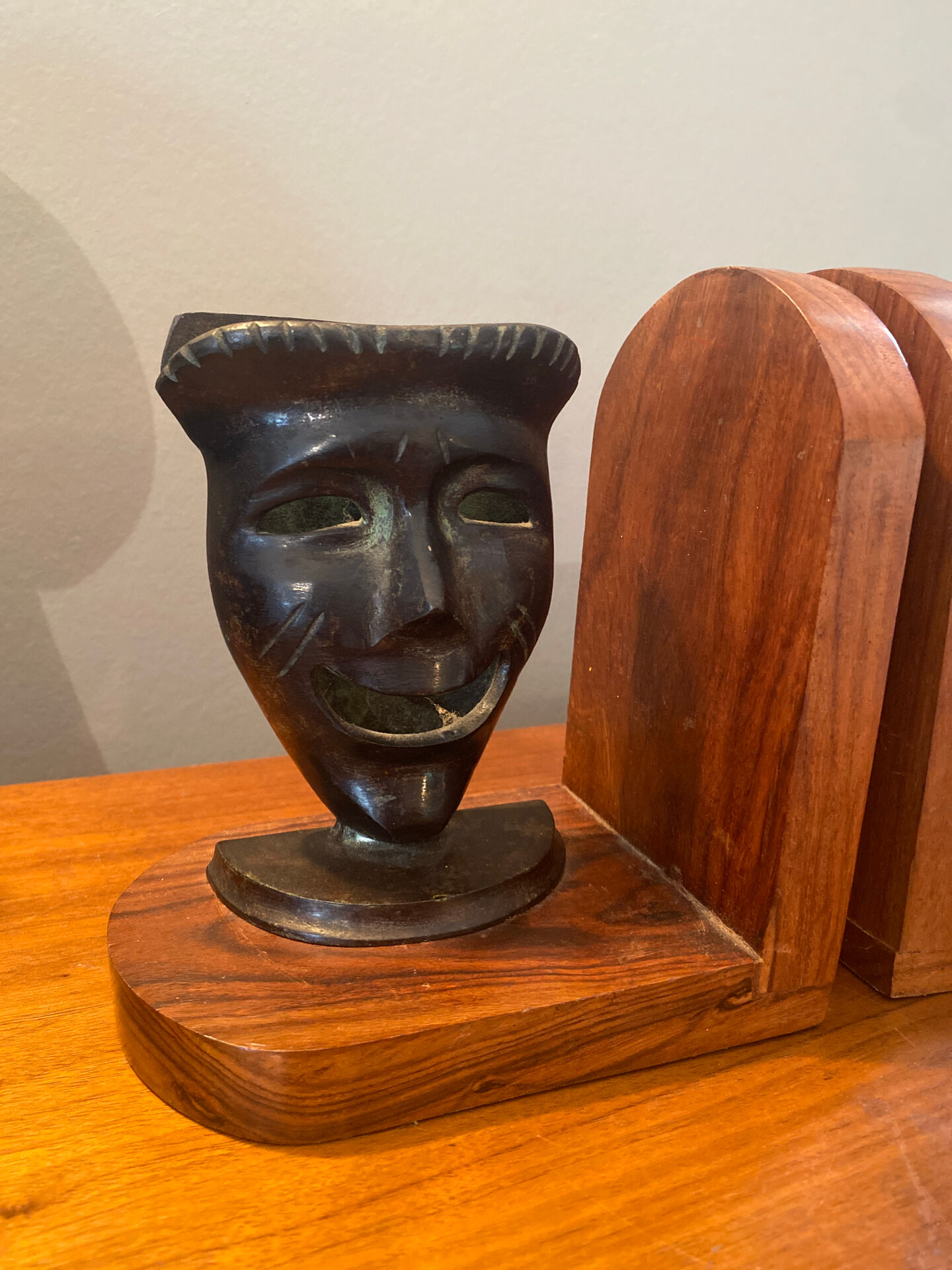 Paire de serres livres masques en bronze
