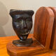 Paire de serres livres masques en bronze