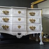 Commode blanche et dorée patinée