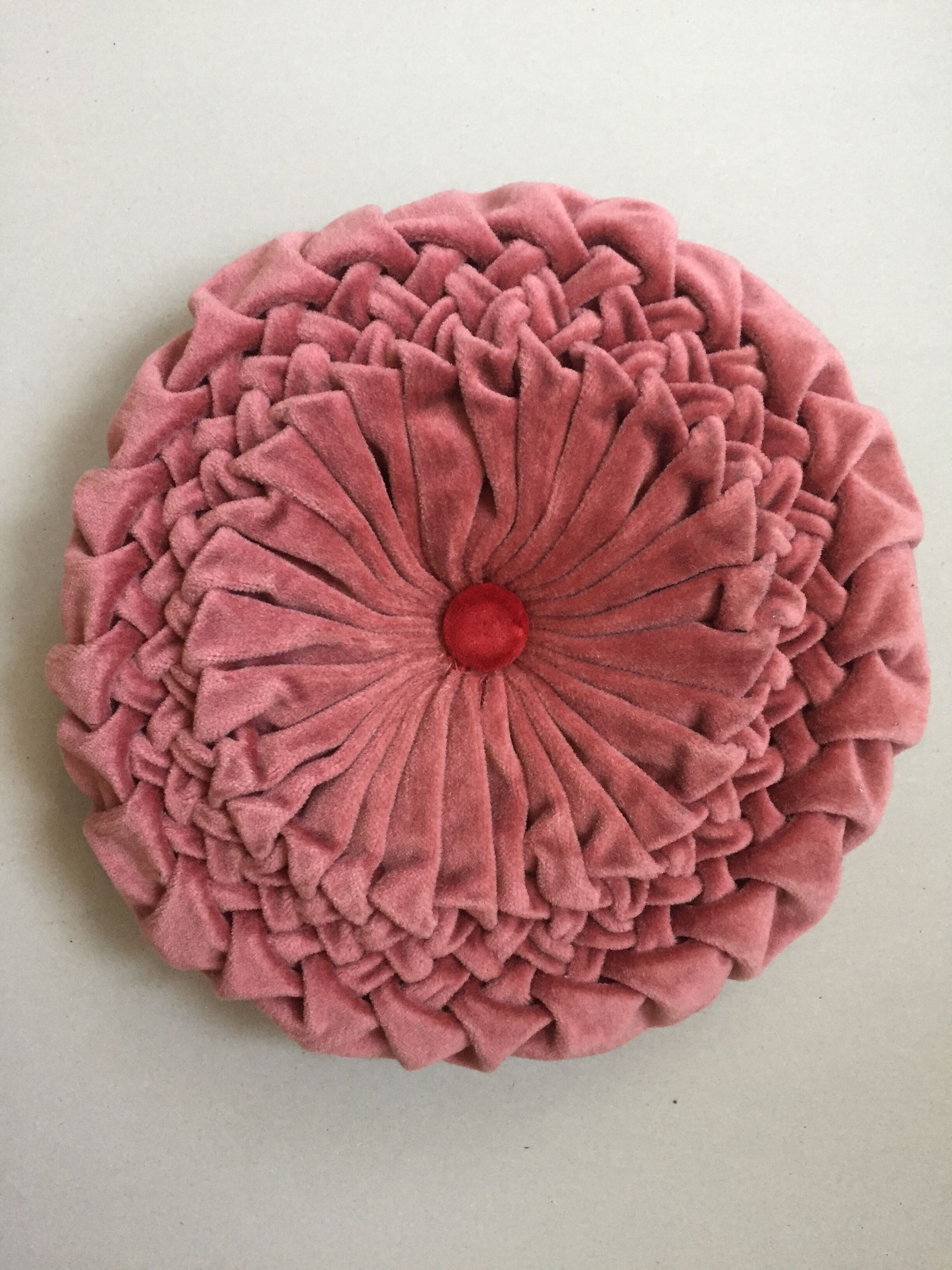 Coussin rond en velours plissé