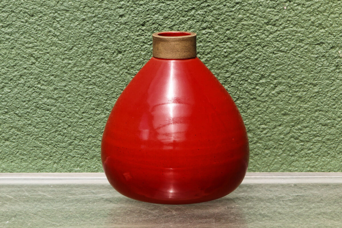 Vase rouge en grés émaillé, signature alpha apocryphe