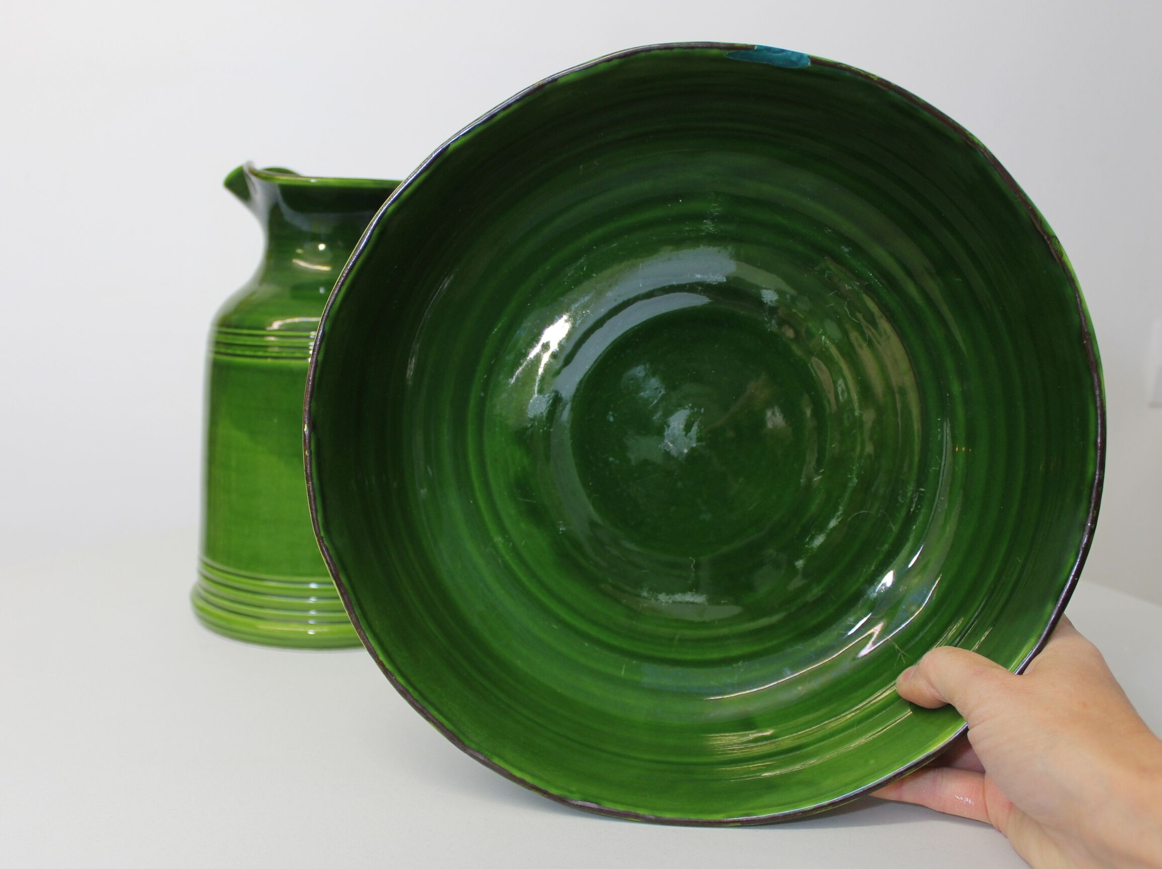 Broc and its green ceramic basin