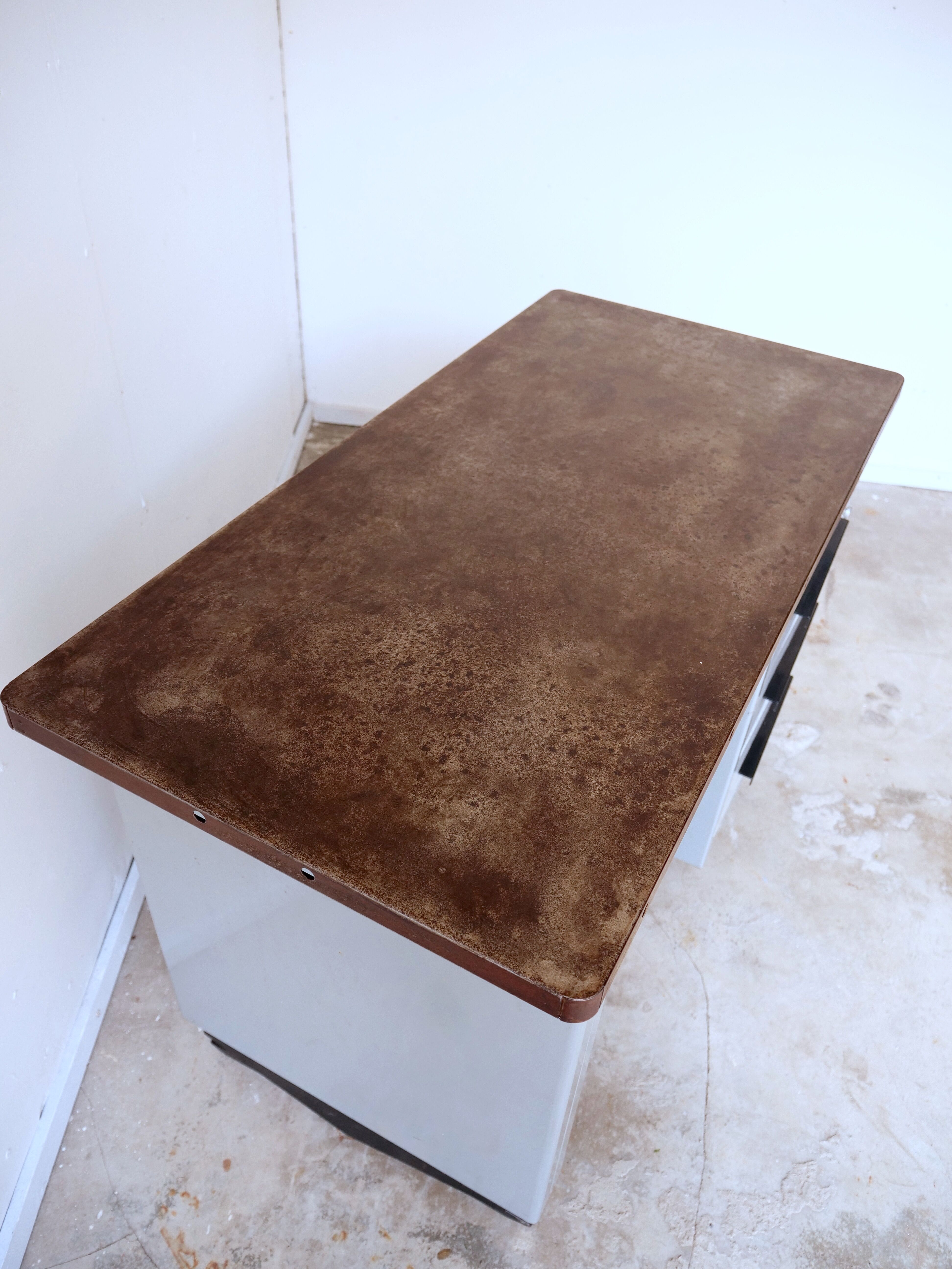 Bureau geomètrique de style industriel sansen