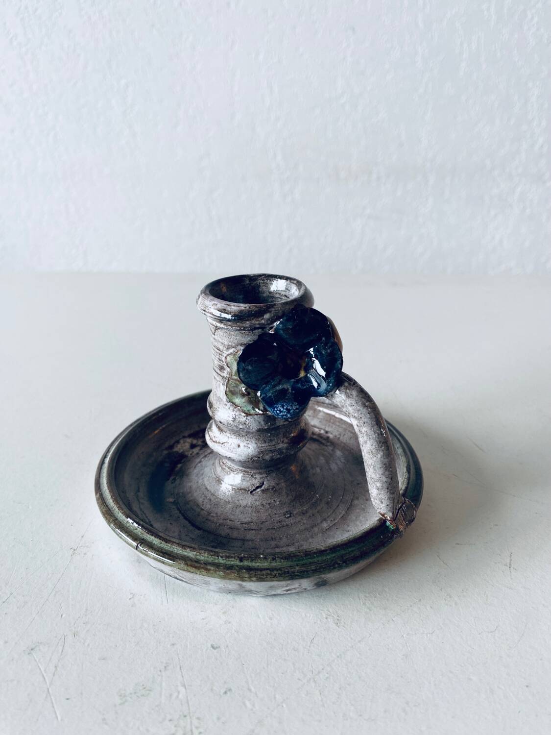 Ceramic candle holder with flower decor