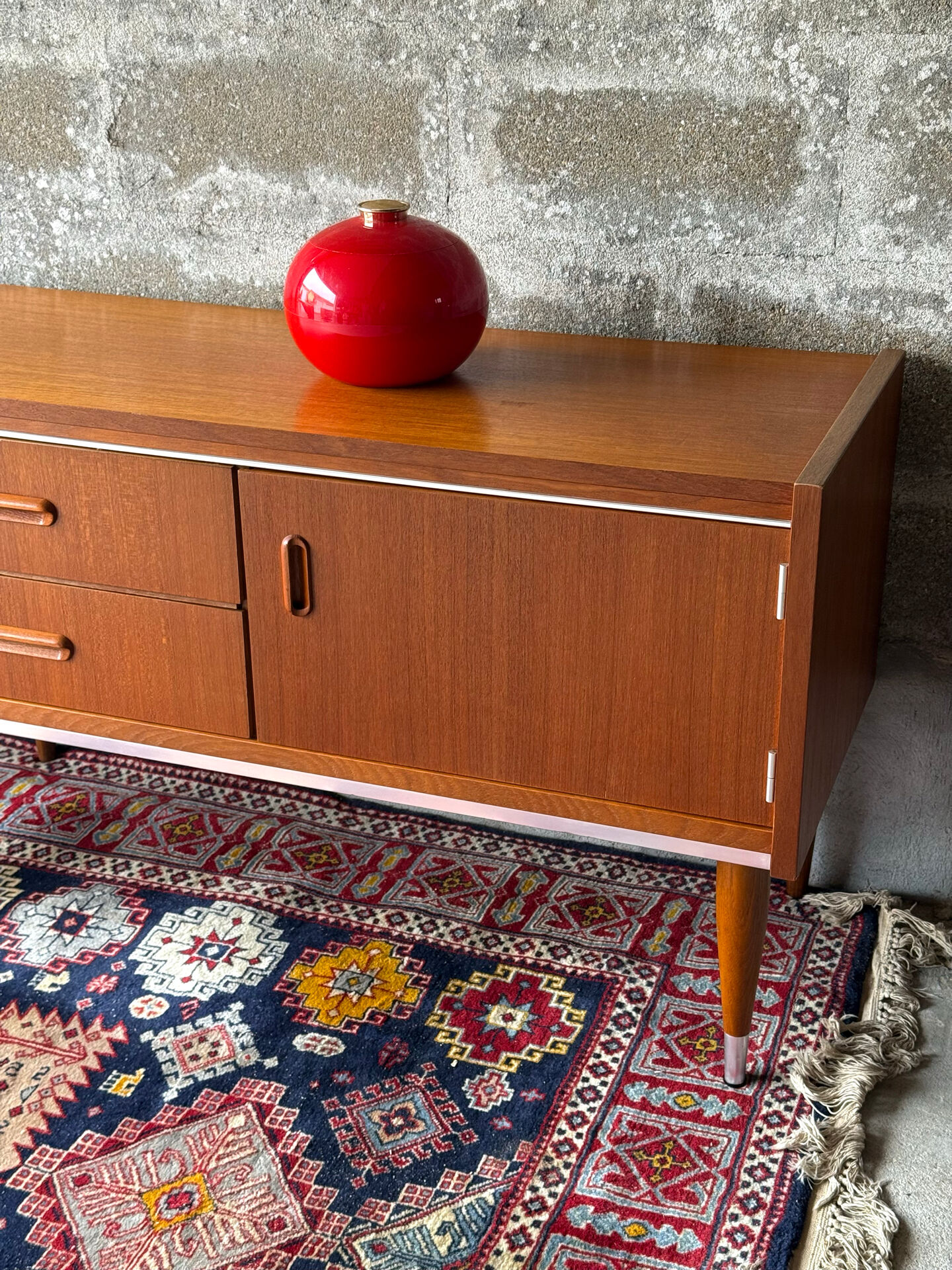 Scandinavian low sideboard in teak, 1960.