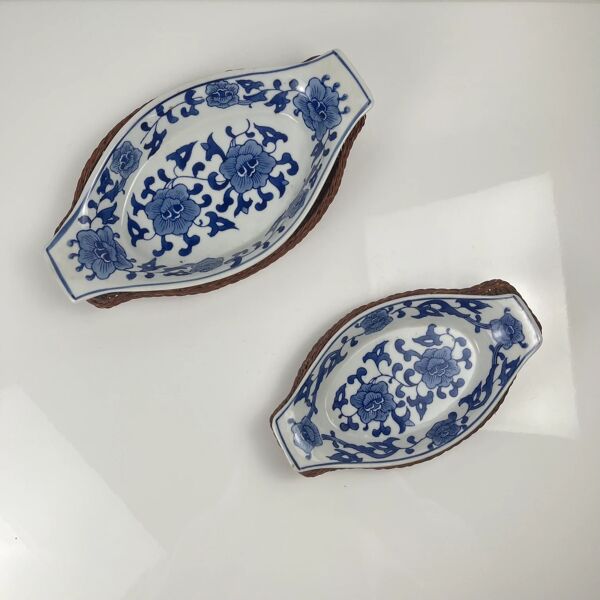 Set de 6 plats de présentation en céramique décor blanc et bleu, motif floral avec monture en osier tressé, 1970/80