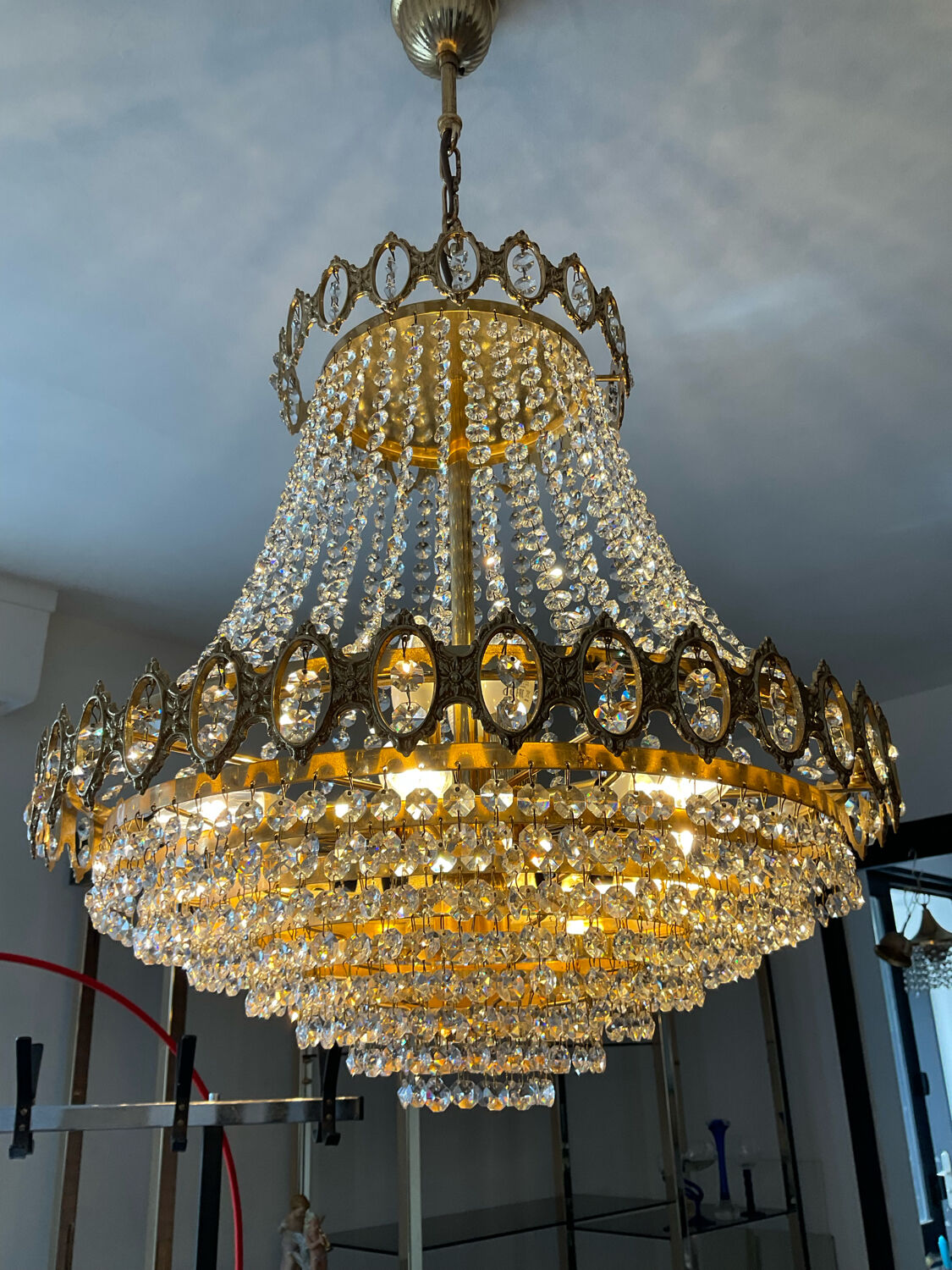 Lustre cascade en bronze et pampilles de cristal