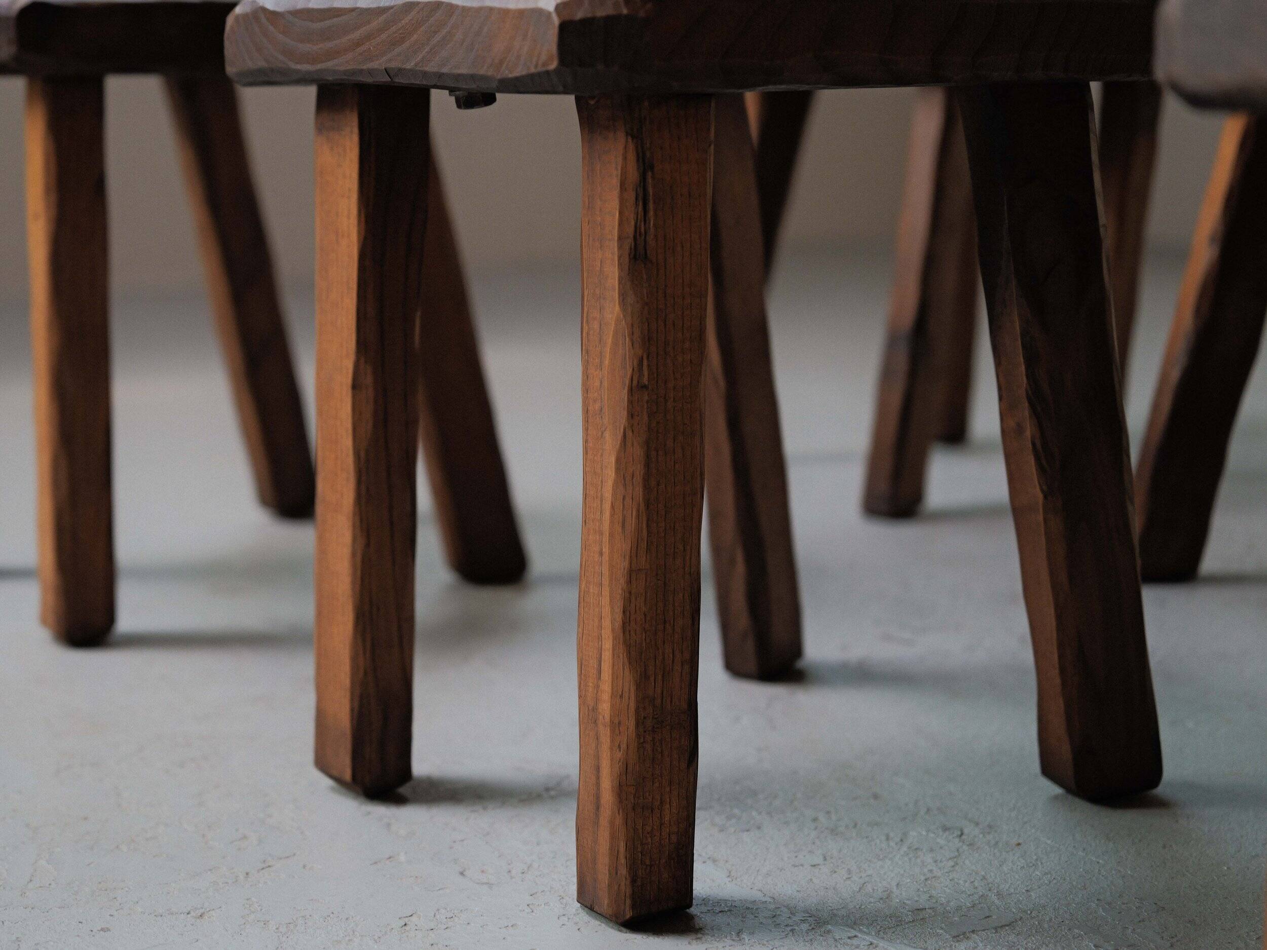 Suite de 6 chaises brutalistes en châtaignier, France, vers 1970