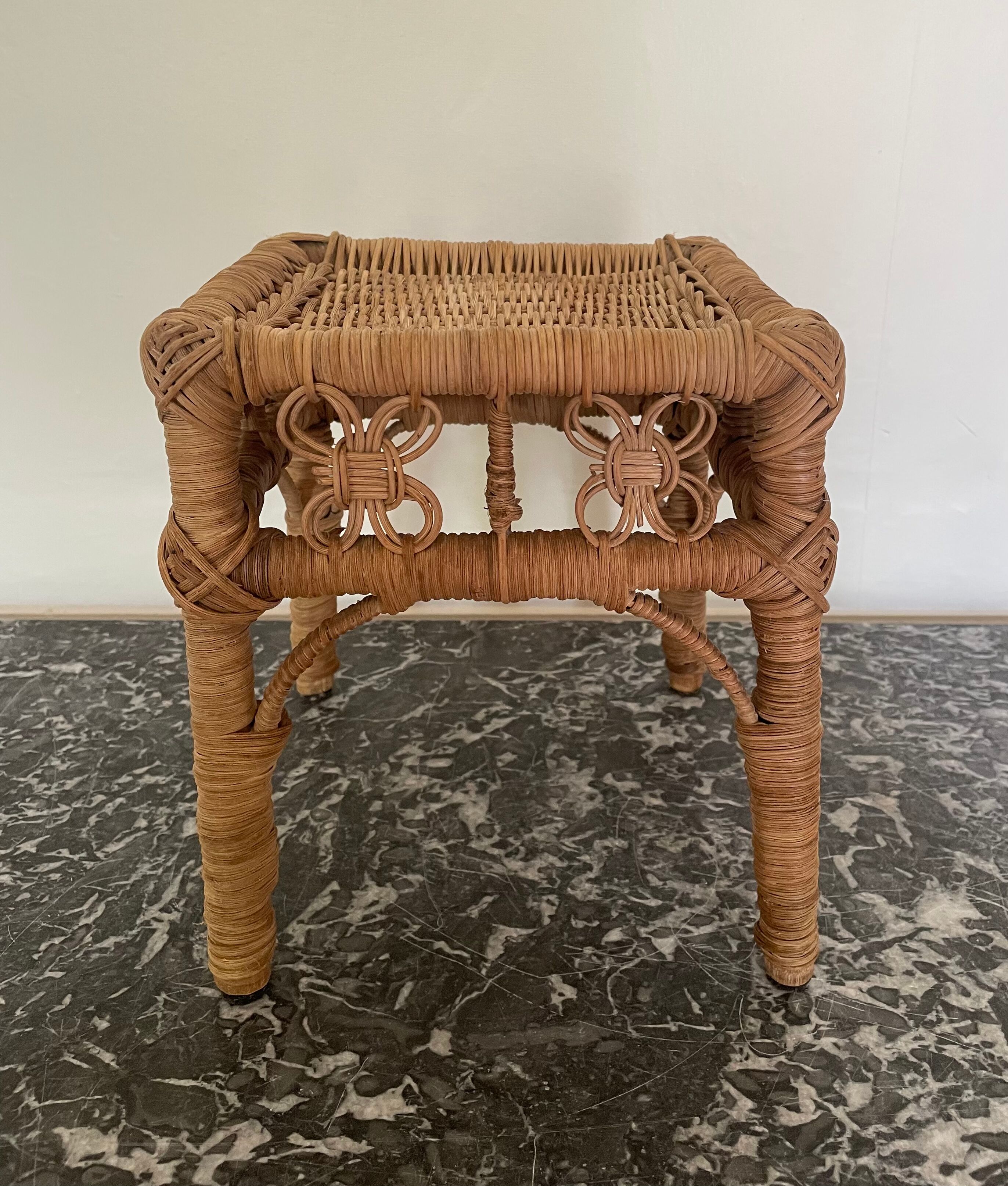 Tabouret en rotin peacock