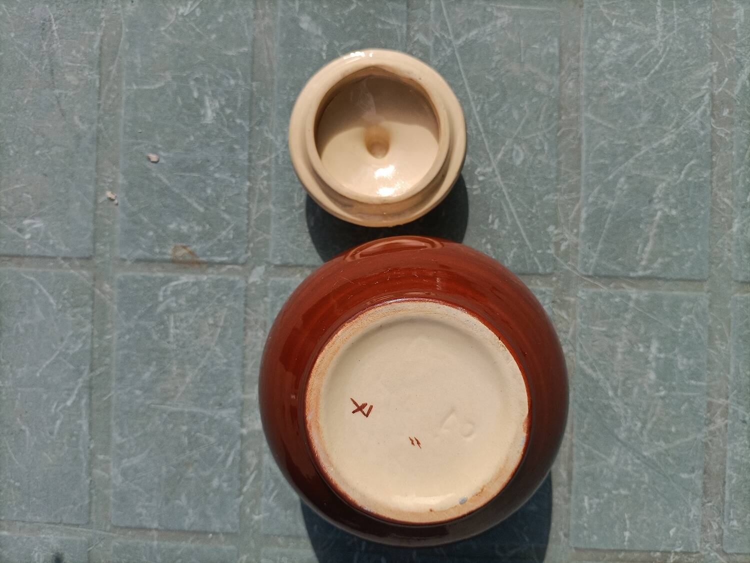 Small ceramic box/sugar bowl
