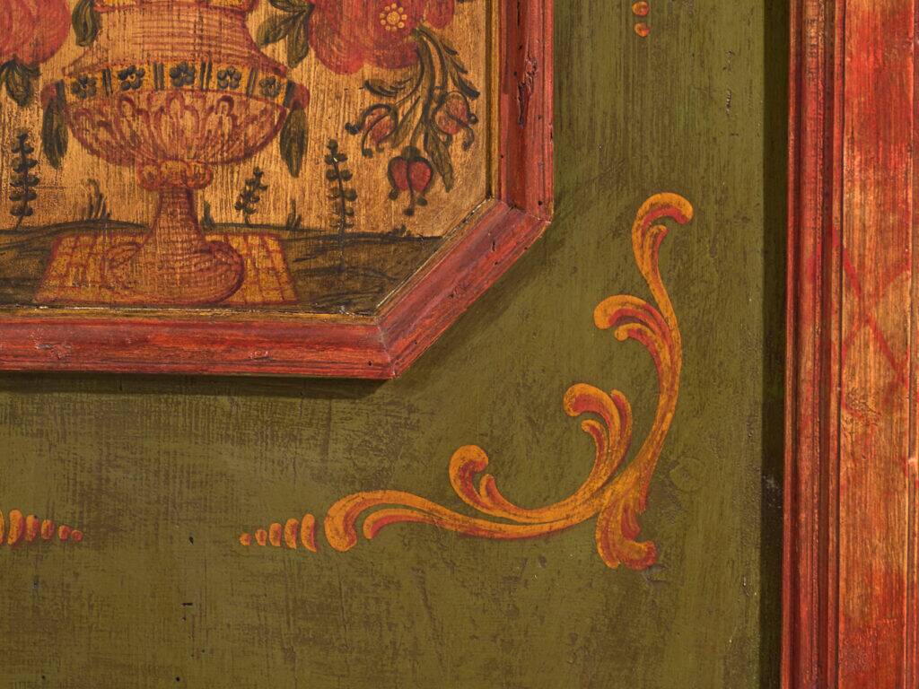 Armoire ancienne peinte en bois de pin – Austrie, 1831