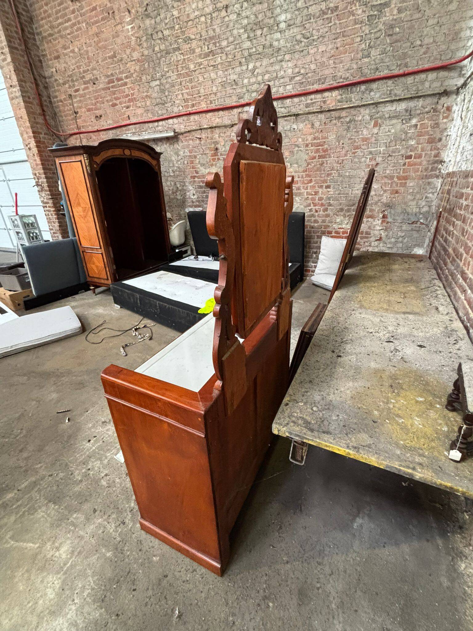 Antique dressing table / Coiffeuse ancienne avec marbre et miroir