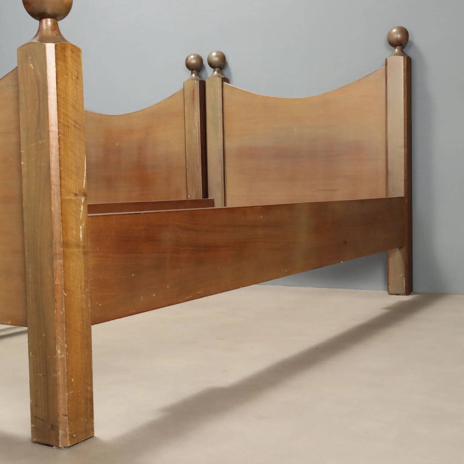 Pair of vintage single beds in the style of L. Caccia Dominioni, 1960s.