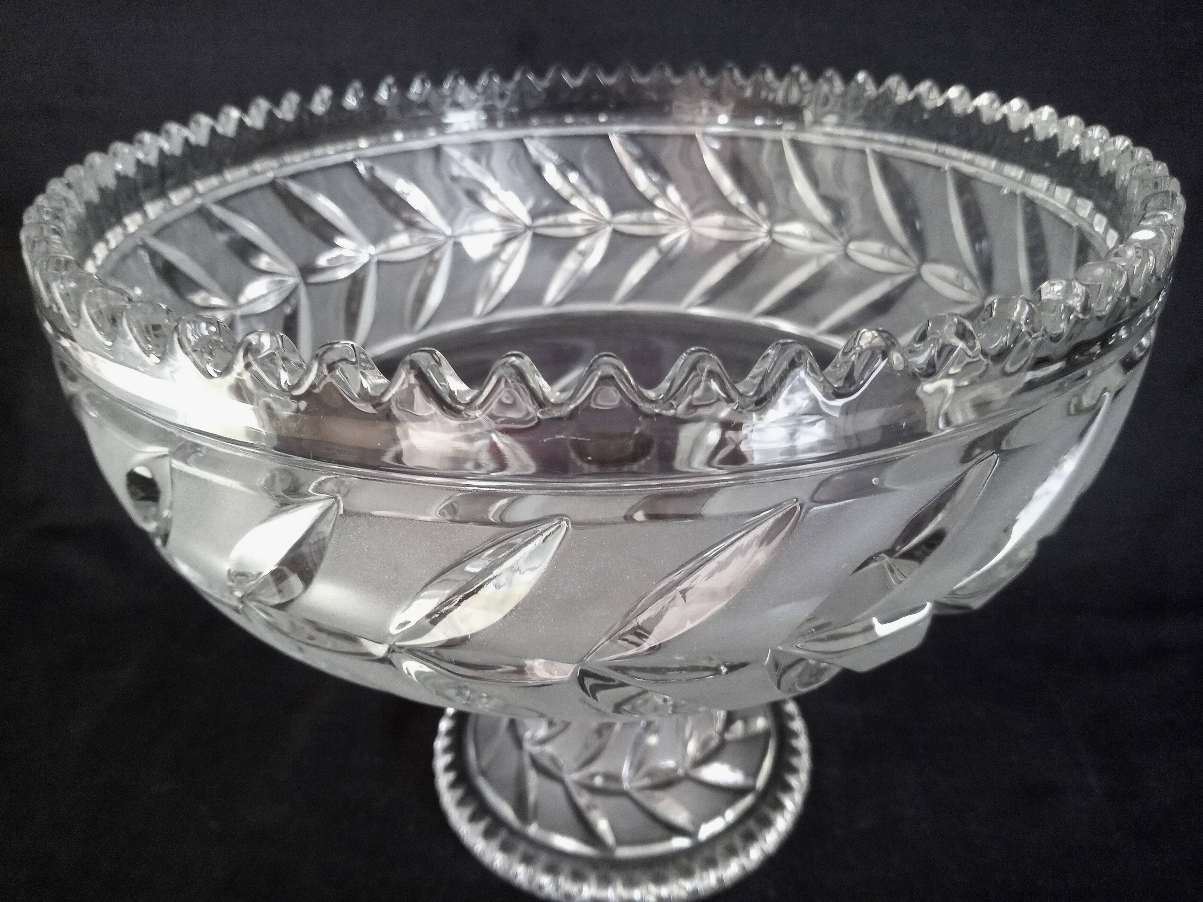 Centerpiece (or fruit bowl) on a cut crystal stand
