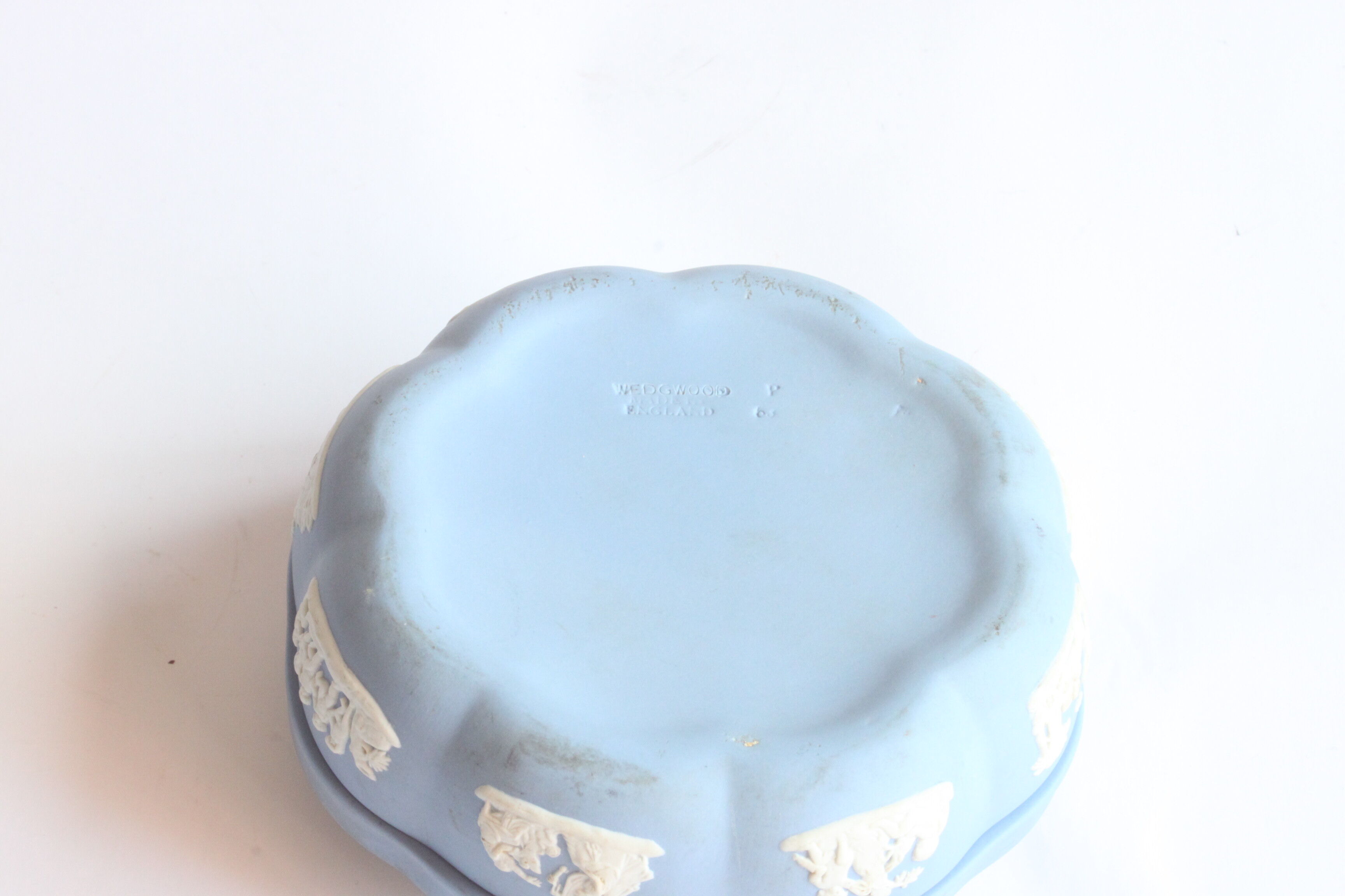 Wedgwood jasperware blue bonbonniere box, UK 1950s.