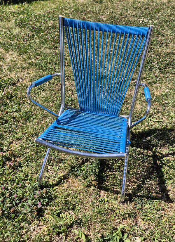 Chaise scoubidou enfant vintage structure métal chromé et assise bleue