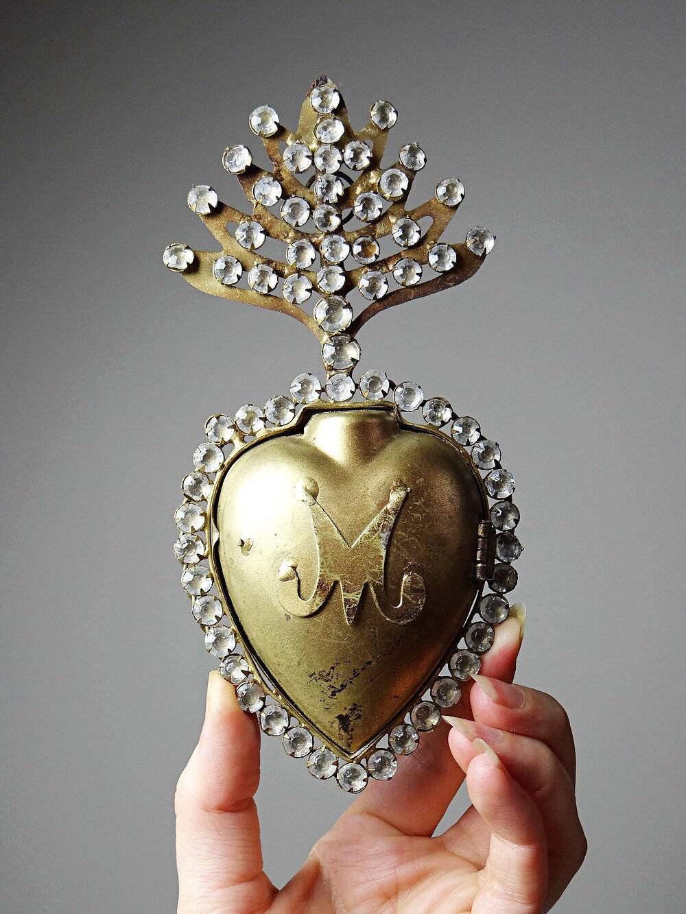 Ex-voto ancien cœur enflammé de Marie pomponne serti de strass, XIXe-XXe