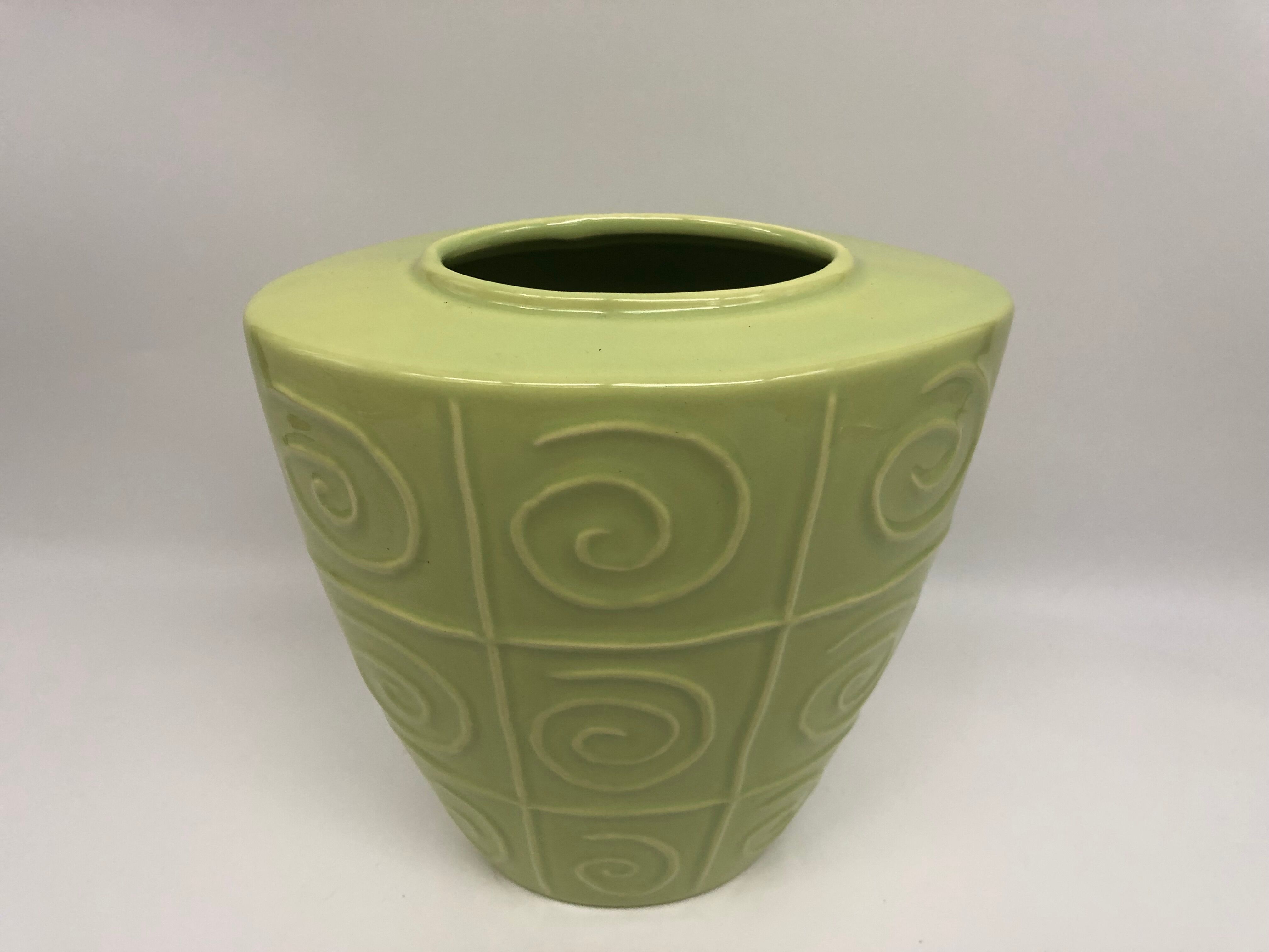 Ceramic vase with relief pattern
