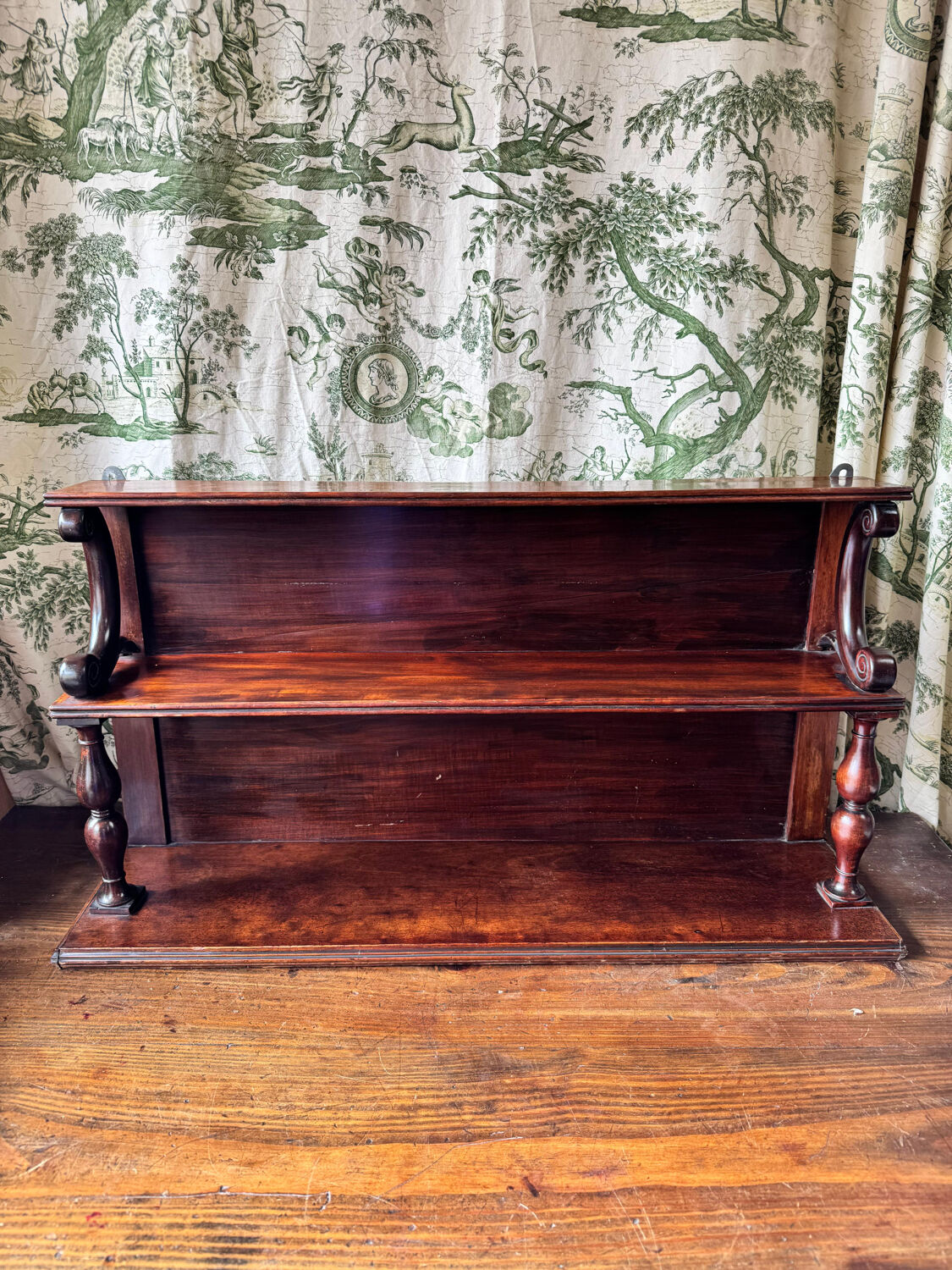 Elegant Victorian mahogany wall shelf. Late 19th century.