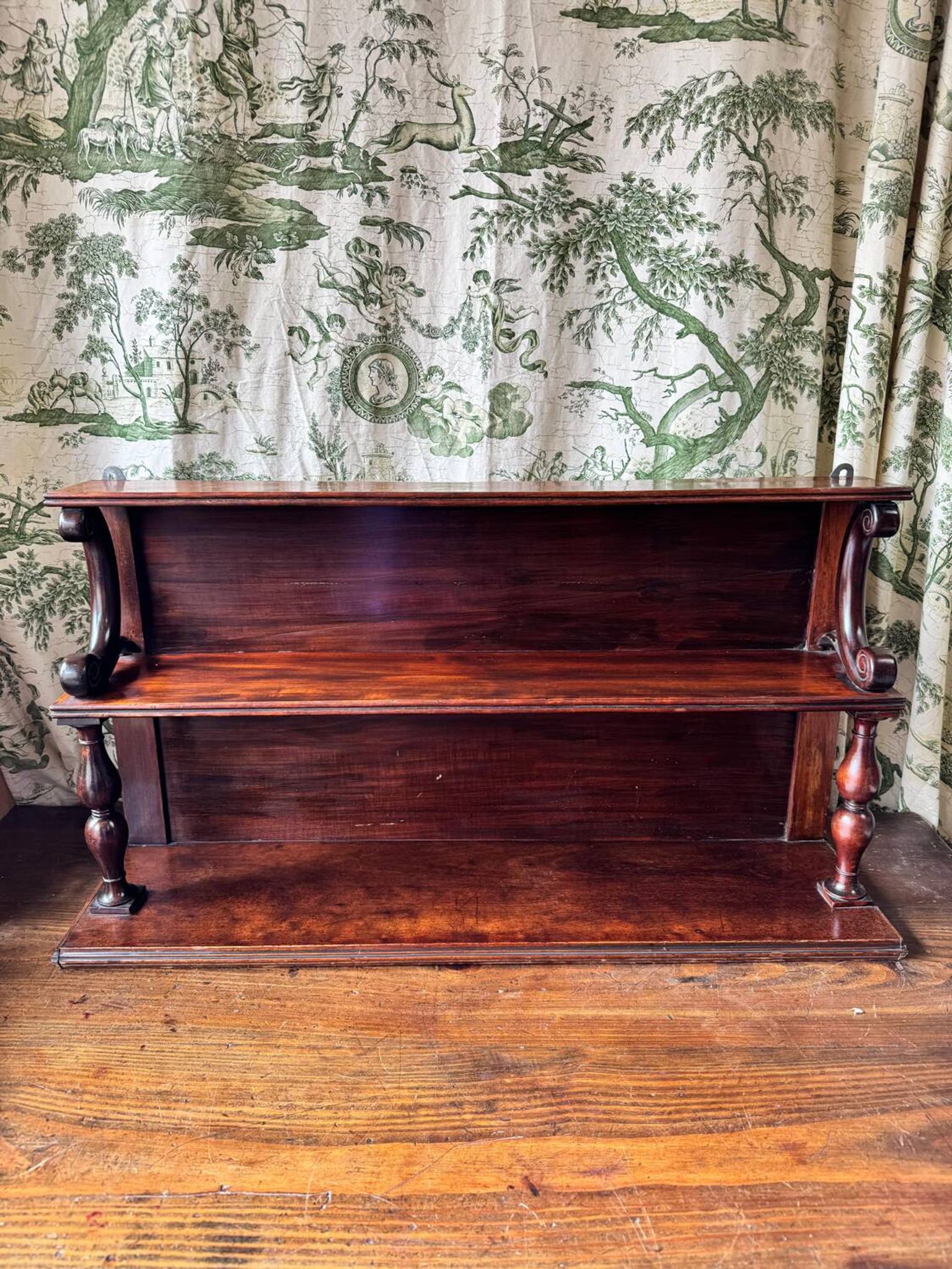 Elégante étagère murale victorienne en acajou. Fin XIXe
