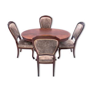 Table avec chaises, europe