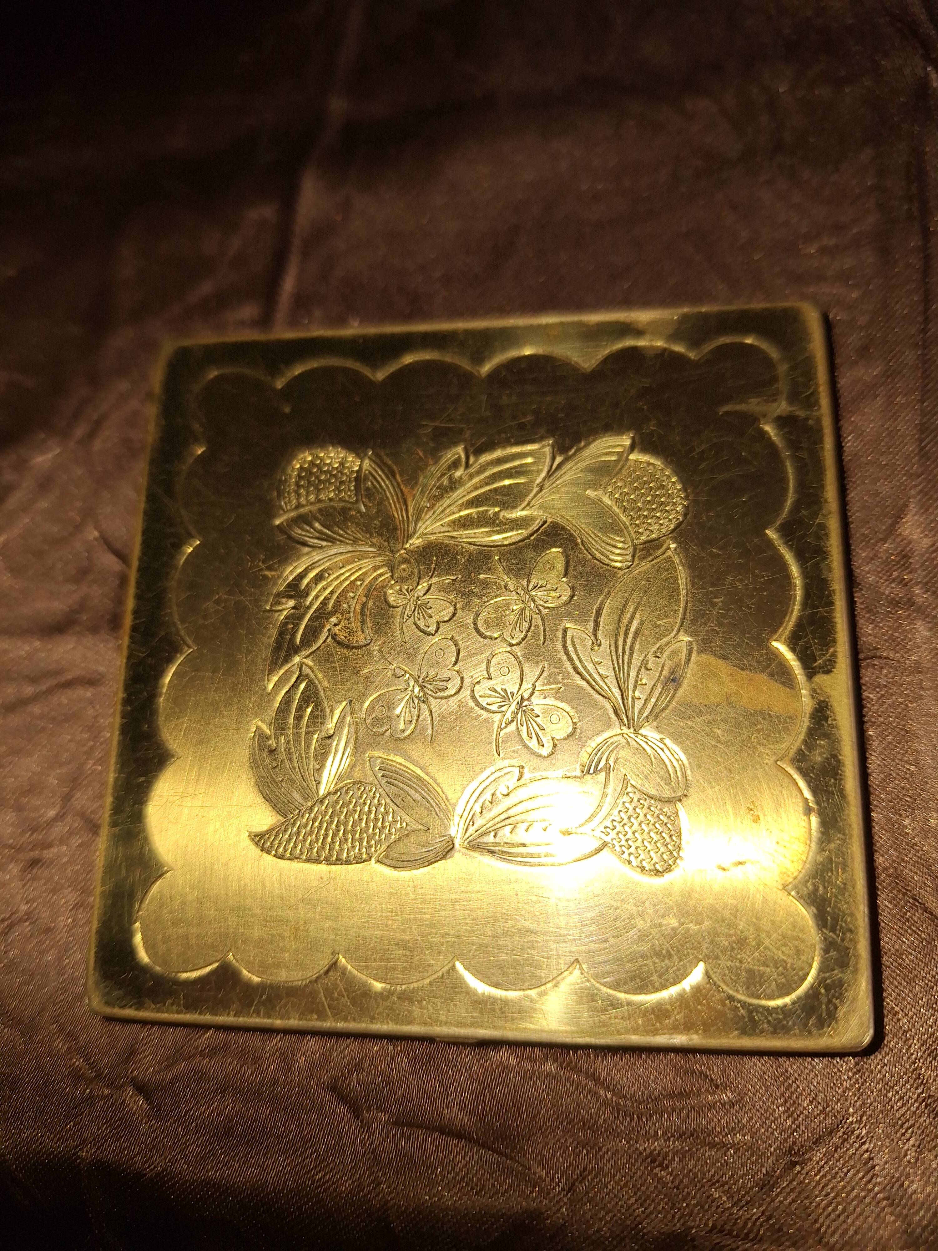 Poudrier vintage avec miroir doré