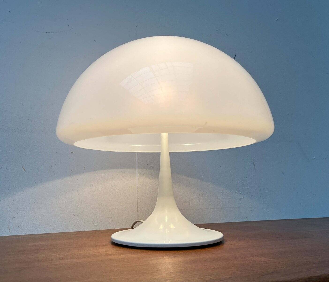 Lampe de table italienne de style mid-century moderne de l'ère spatiale par Luigi Massoni pour Guzzini, années 1960.