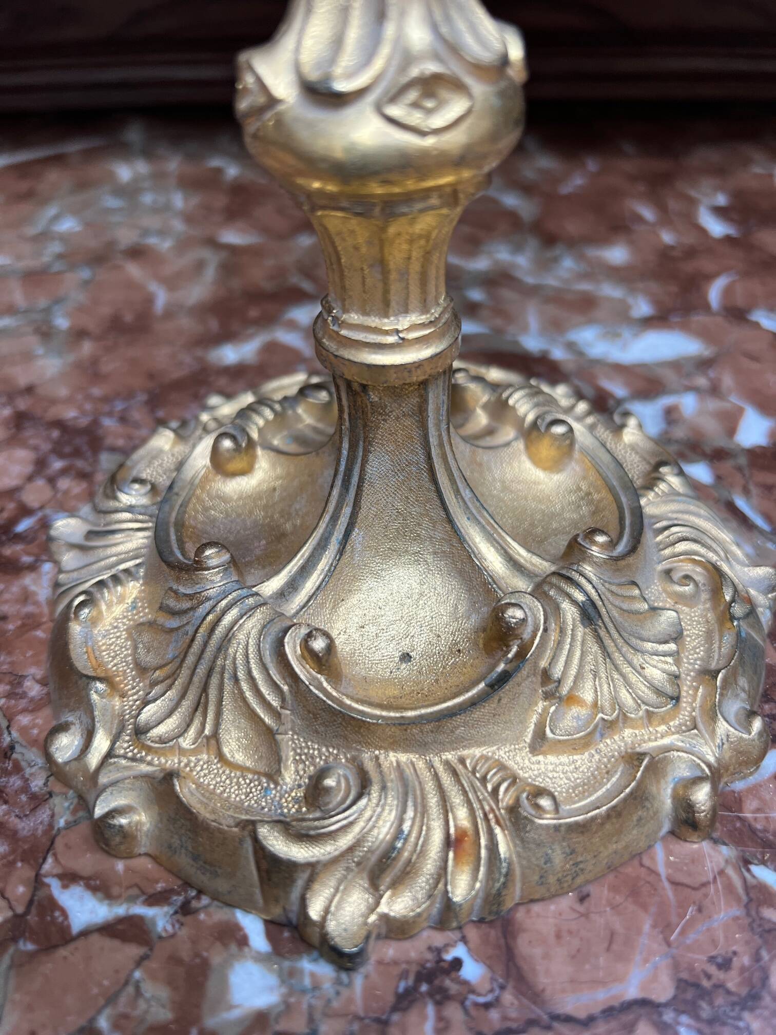 Chandelier de style rococo.