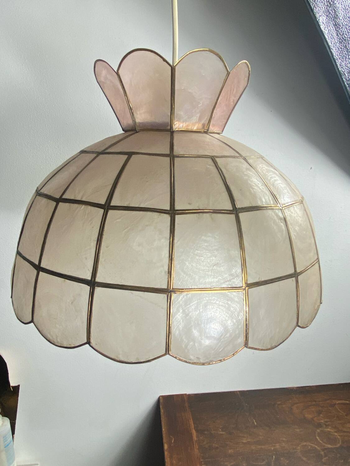 Suspension en nacre et laiton, années 70