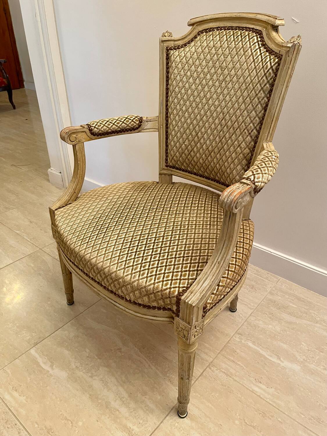 Elegant Louis XVI set – 4 cabriolet armchairs + 1 bergère