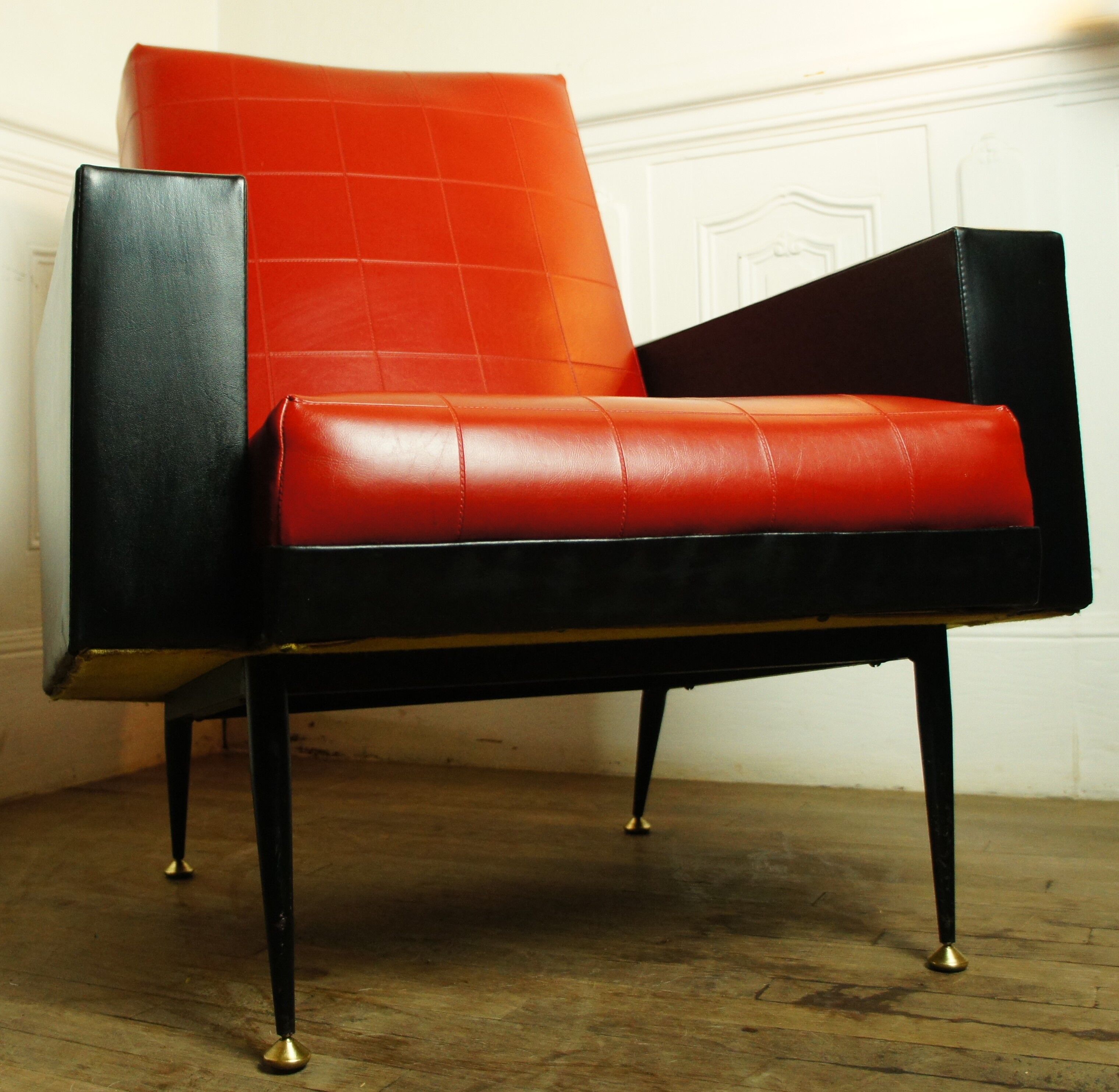 Fauteuil skaï pieds rotule laiton