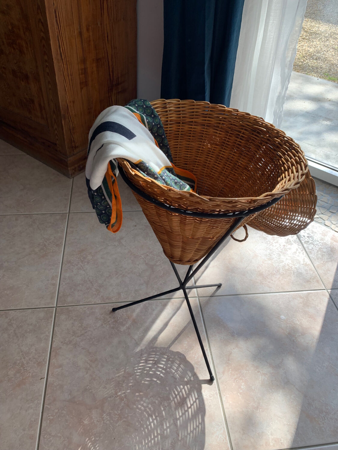 Tripod rattan worker