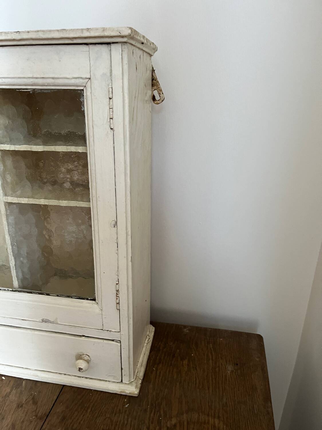 Armoire à pharmacie dans sa patine