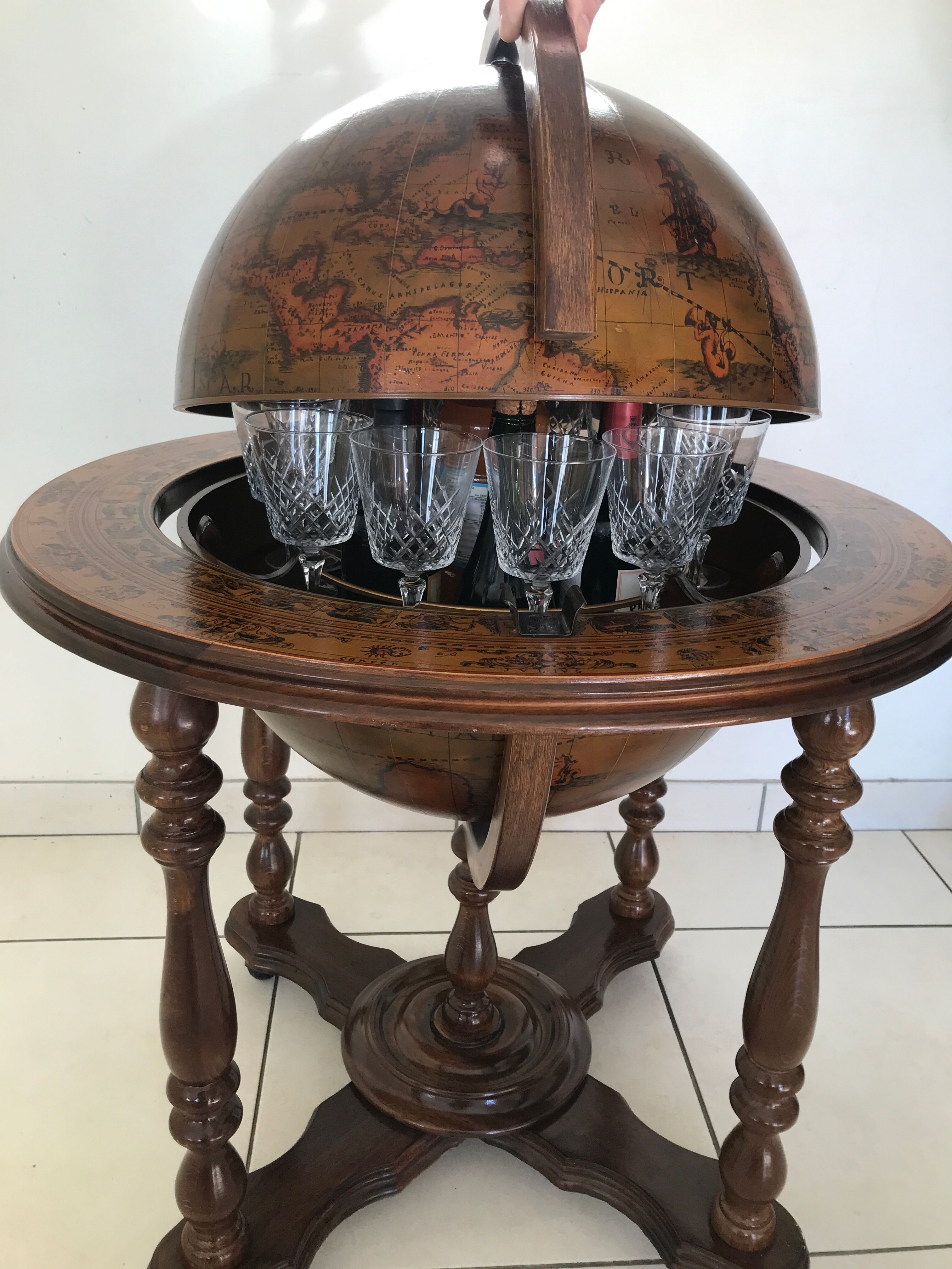 Bar en forme de globe terrestre vintage