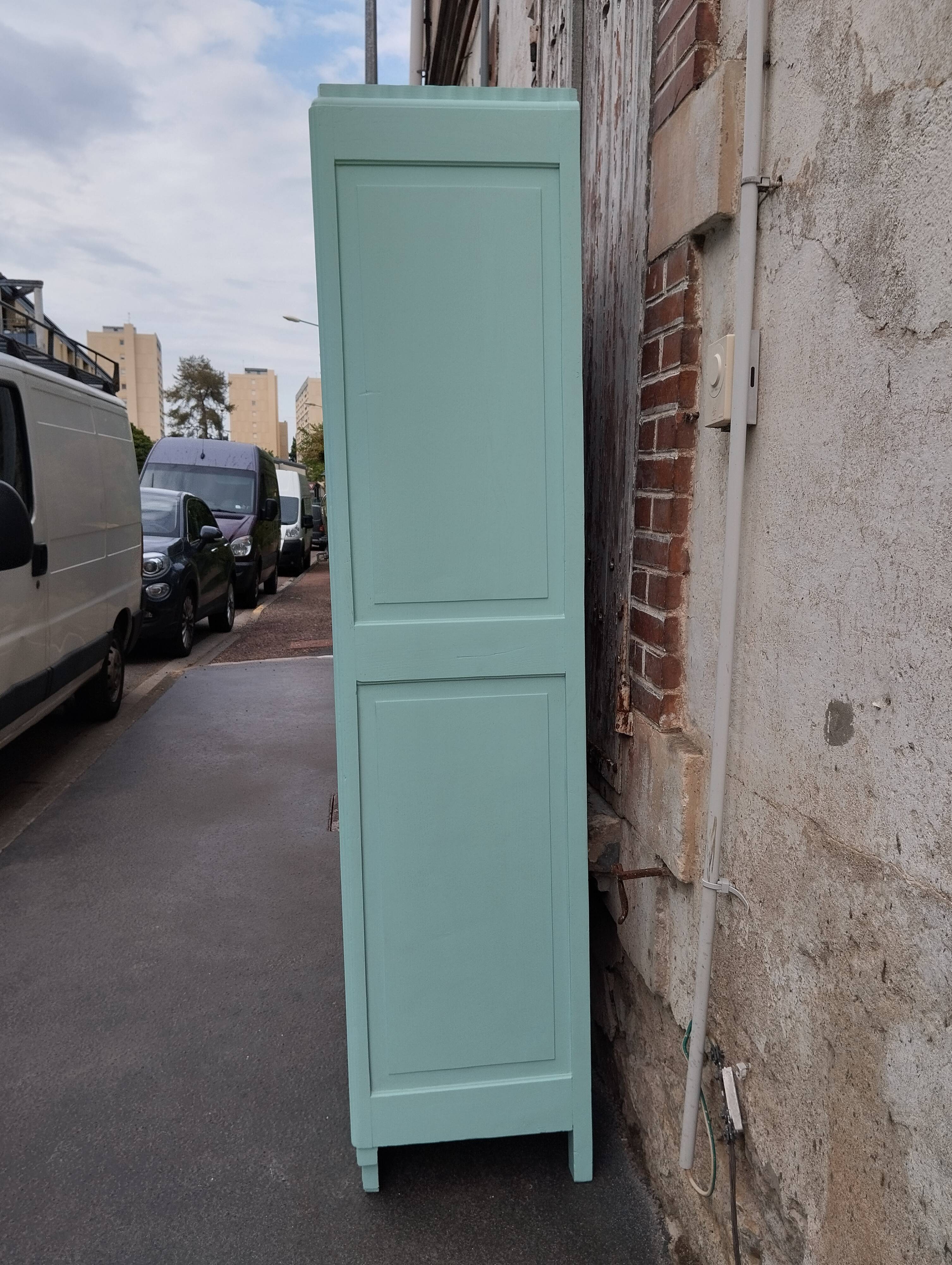 Parisian showcase cabinet year 30