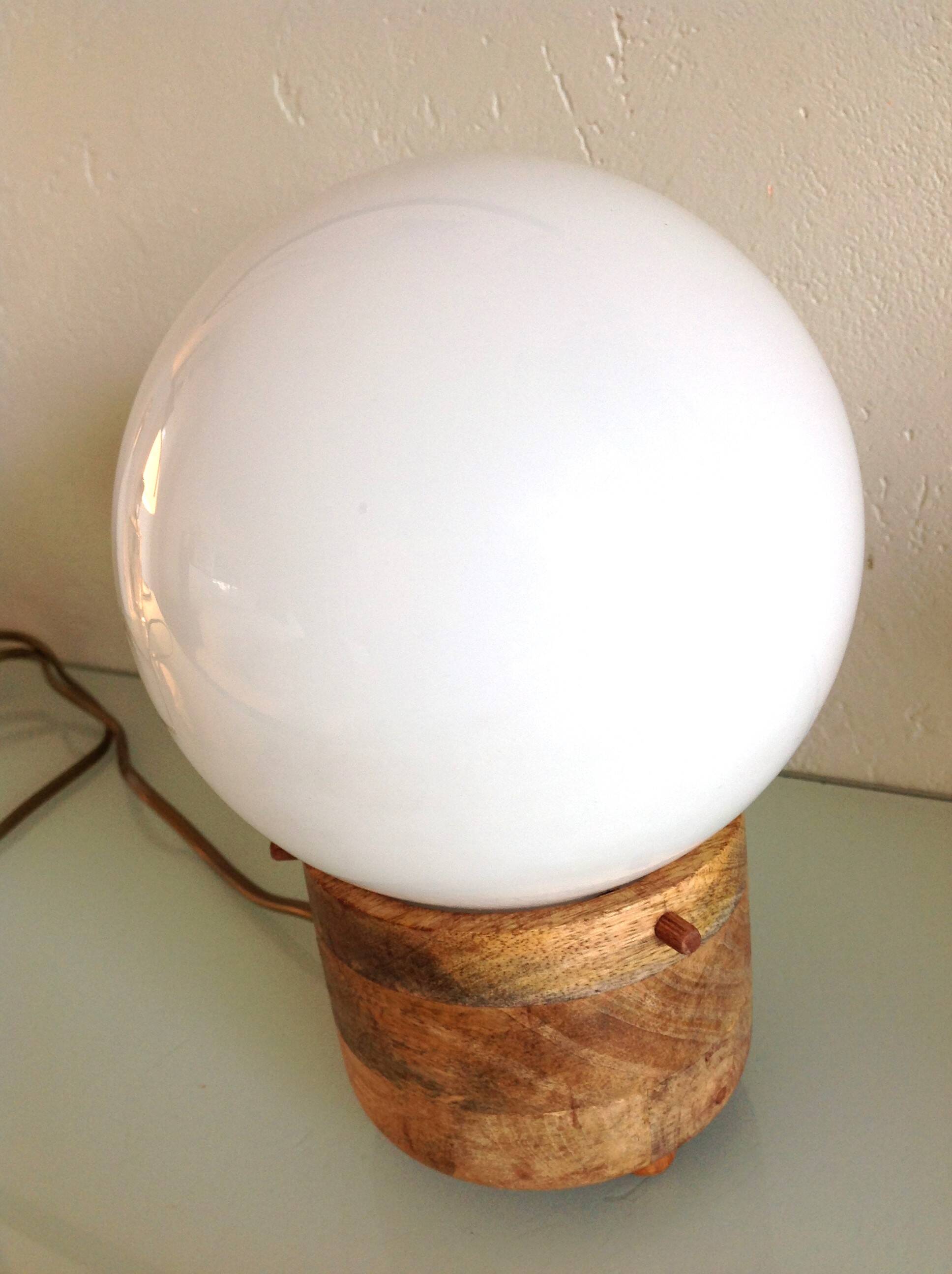 Lampe globe en opaline blanche sur socle bois