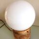 Lampe globe en opaline blanche sur socle bois