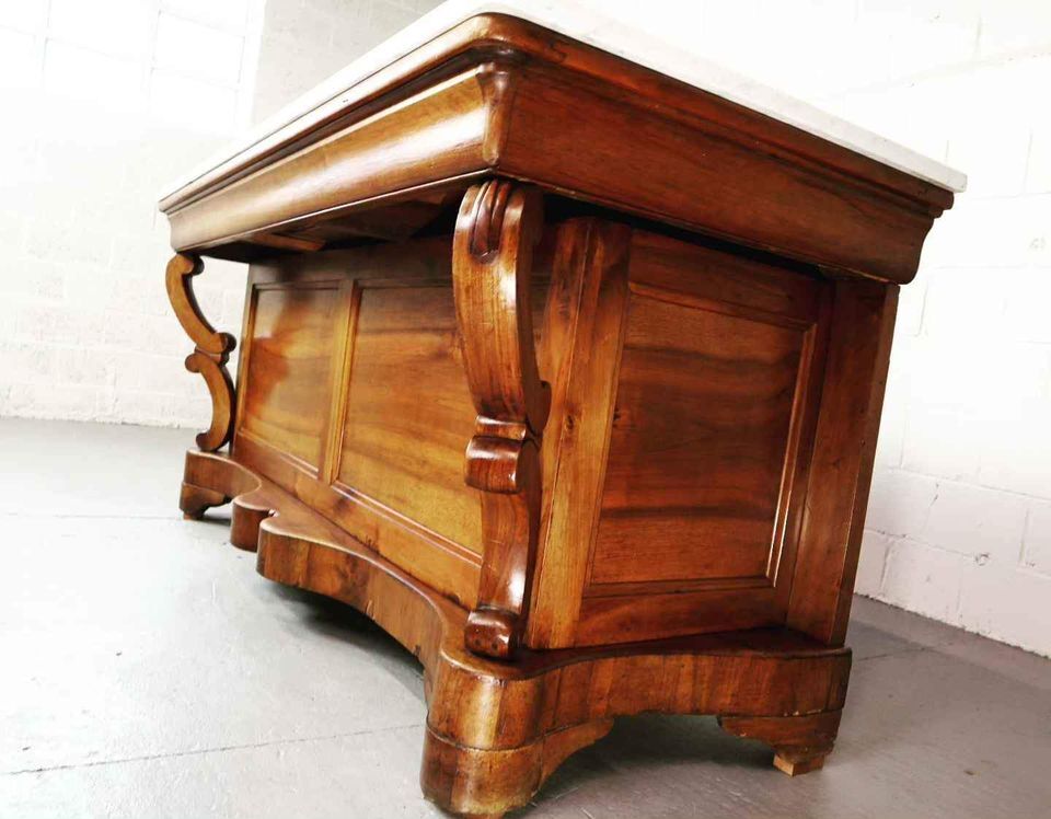 Comptoir de magasin du 19ème siècle en acajou et placage de bois de loupe avec dessus en marbre