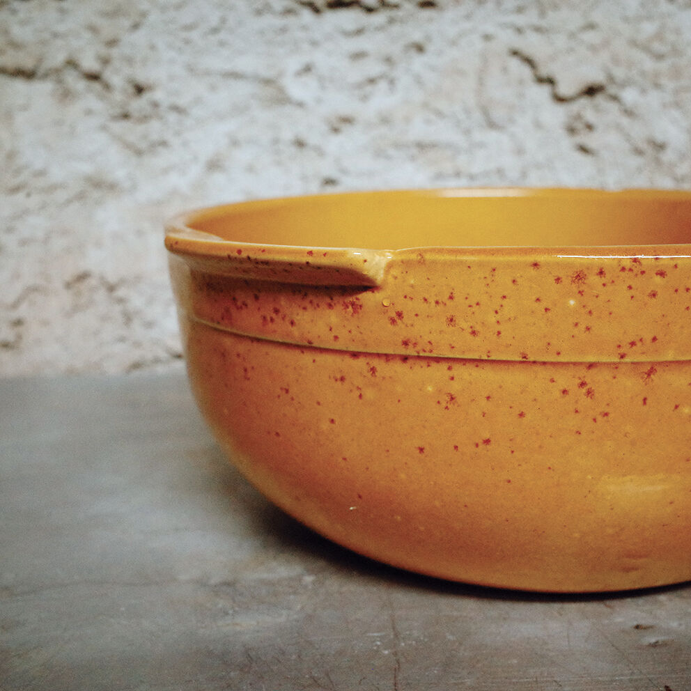 Salad bowl in glazed ochre sandstone