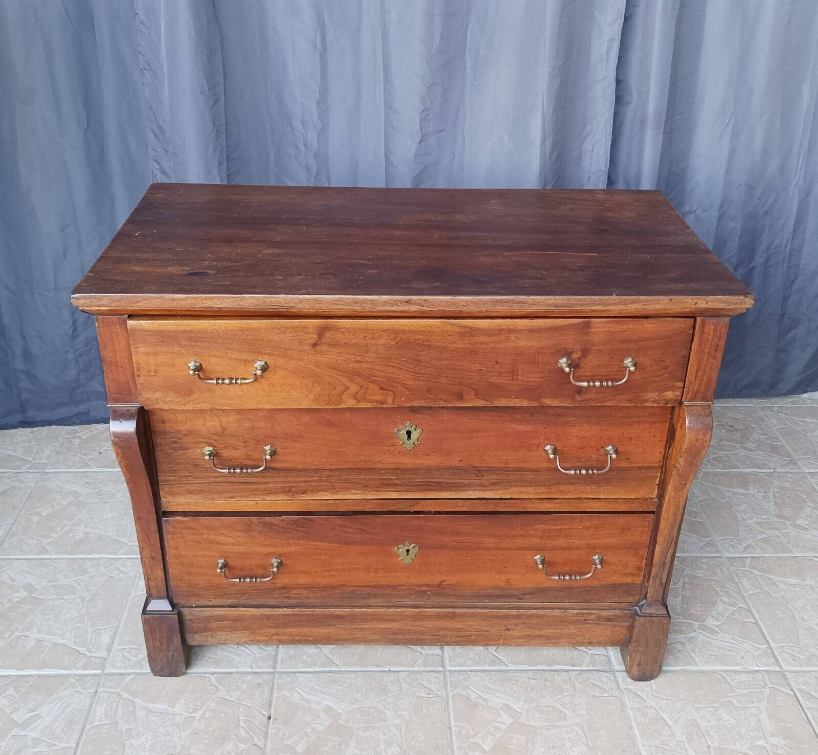 Secretary commode with a cross design from the Restoration period in walnut.