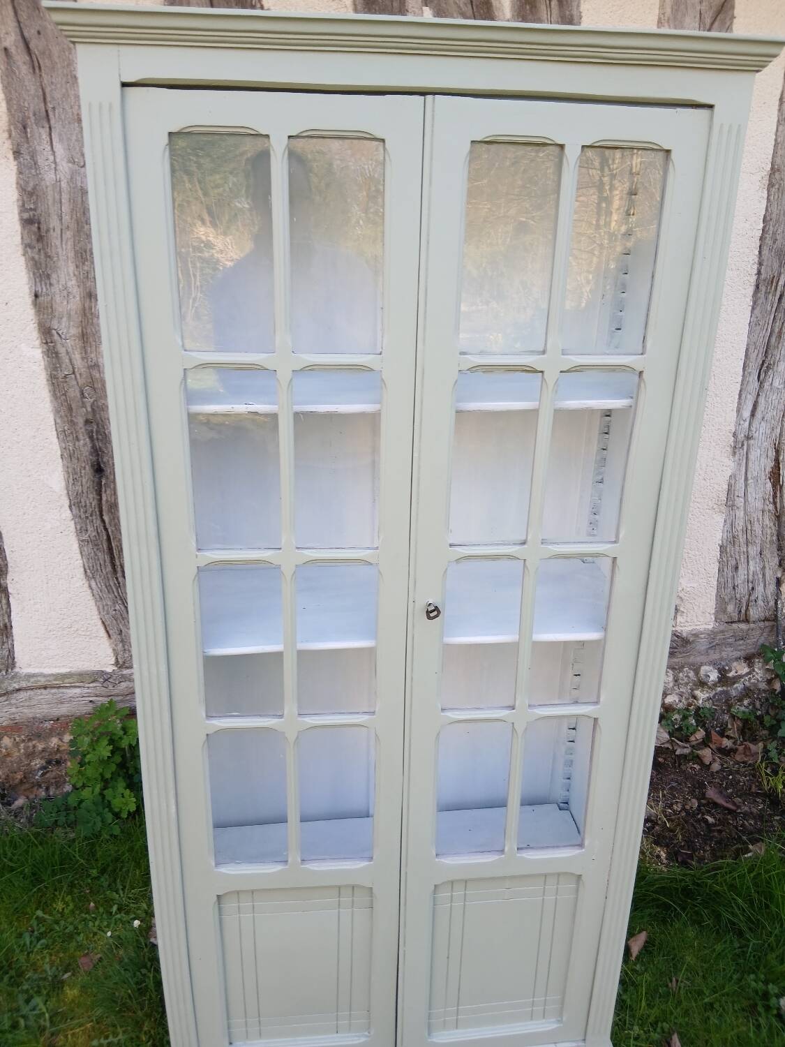 Parisian style display cabinet with 2 doors and 3 shelves in Luxembourg green.