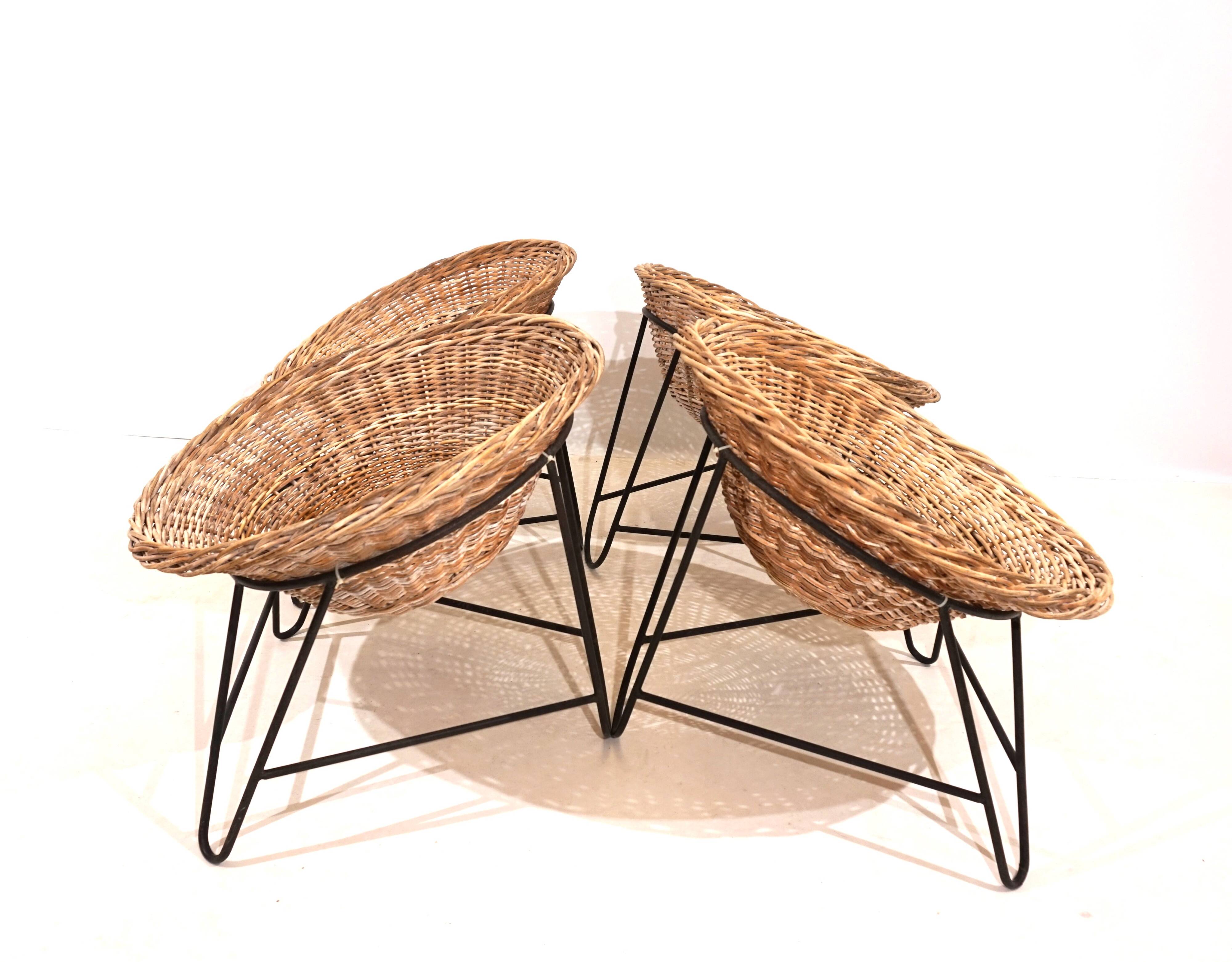 Suite de 4 chaises cosses en rotin années 60