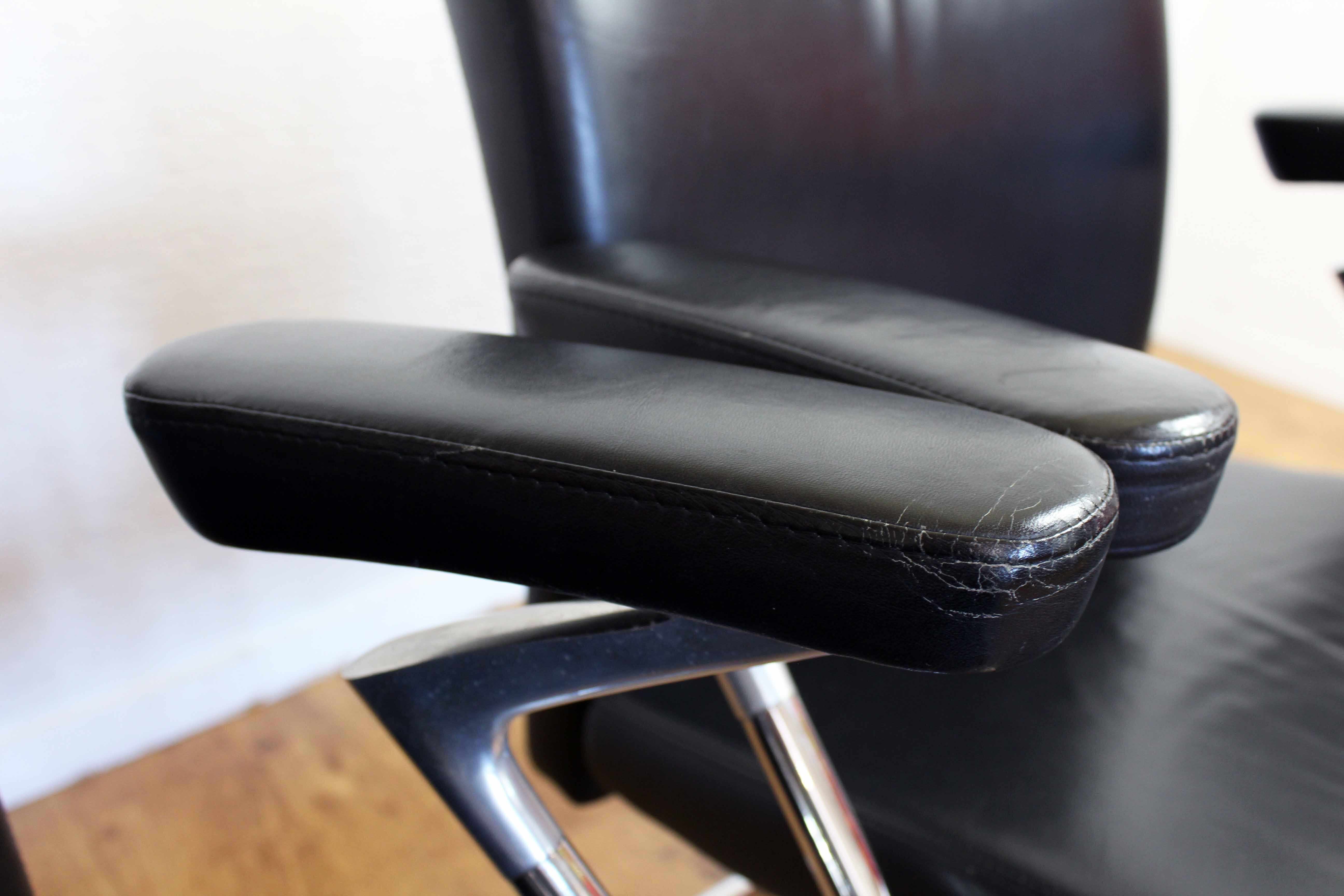 Paire de fauteuils en cuir et acier chromé