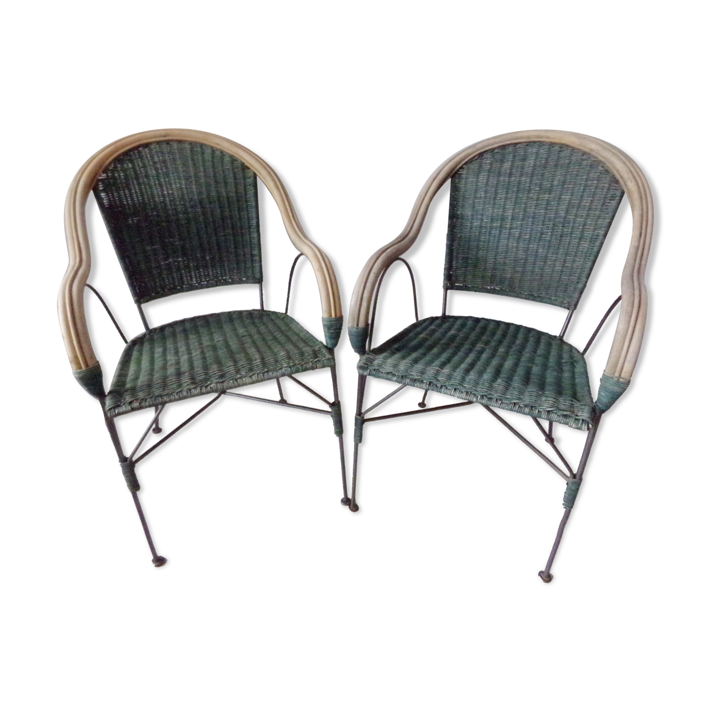 Duo de fauteuils anciens en fer forgé et osier