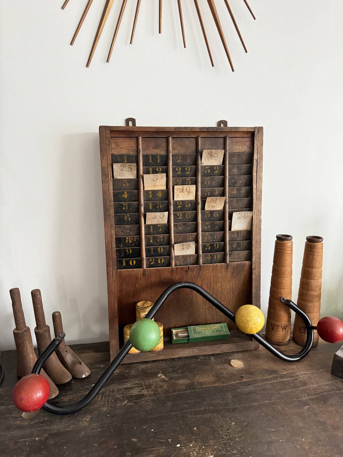 Wall coat rack with 4 wooden balls