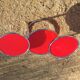Table basse trois plateaux pivotants en verre rouge et métal chromé